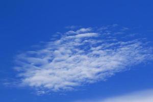 klarer blauer Himmel und weiße Wolken foto