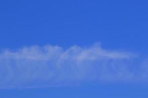 klarer blauer Himmel und weiße Wolken foto