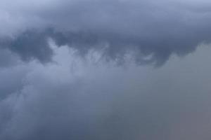 stürmisches Wetter und dunkle Wolken foto