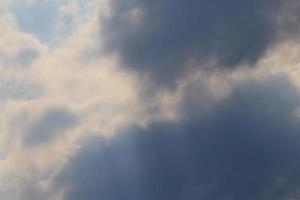 stürmisches Wetter und dunkle Wolken foto