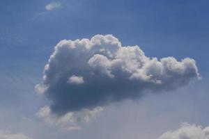 klarer blauer Himmel und weiße Wolken foto