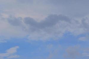 stürmisches Wetter und dunkle Wolken foto