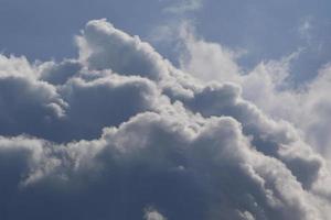 stürmisches Wetter und dunkle Wolken foto