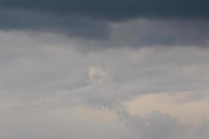 stürmisches Wetter und dunkle Wolken foto