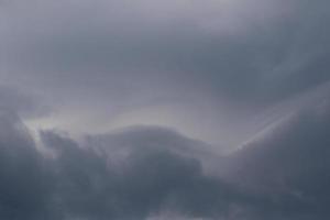 stürmisches Wetter und dunkle Wolken foto