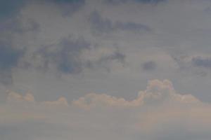 stürmisches Wetter und dunkle Wolken foto