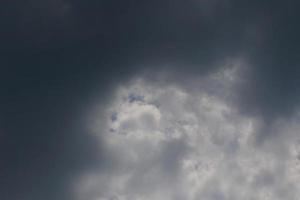 stürmisches Wetter und dunkle Wolken foto