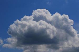 stürmisches Wetter und dunkle Wolken foto