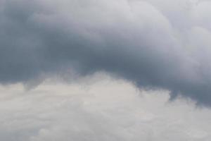 stürmisches Wetter und dunkle Wolken foto