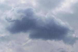 stürmisches Wetter und dunkle Wolken foto