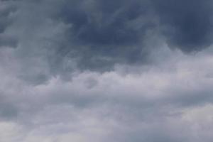 stürmisches Wetter und dunkle Wolken foto