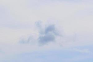 stürmisches Wetter und dunkle Wolken foto