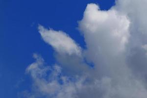 stürmisches Wetter und dunkle Wolken foto