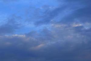 stürmisches Wetter und dunkle Wolken foto