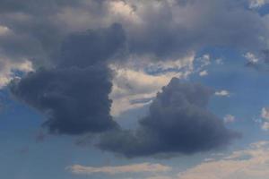 stürmisches Wetter und dunkle Wolken foto