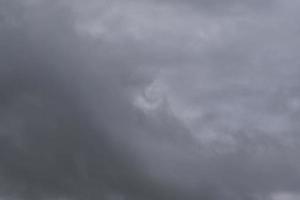 stürmisches Wetter und dunkle Wolken foto