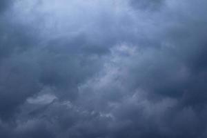 stürmisches Wetter und dunkle Wolken foto