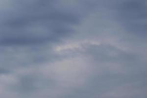 stürmisches Wetter und dunkle Wolken foto