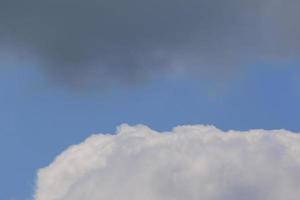 stürmisches Wetter und dunkle Wolken foto