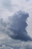 stürmisches Wetter und dunkle Wolken foto