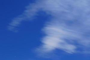 klarer blauer Himmel und weiße Wolken foto