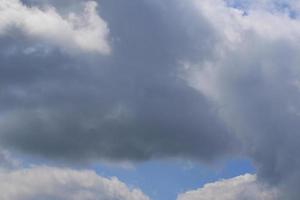 stürmisches Wetter und dunkle Wolken foto