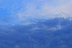 stürmisches Wetter und dunkle Wolken foto