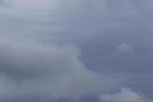 stürmisches Wetter und dunkle Wolken foto