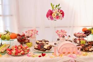 Köstliche Süßigkeiten auf dem Tisch für den Empfang von Veranstaltungen foto