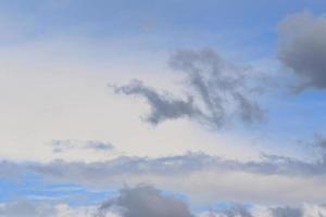 stürmisches Wetter und dunkle Wolken foto