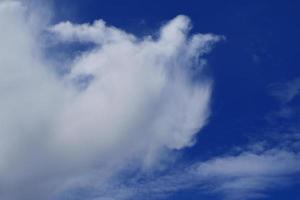 klarer blauer Himmel und weiße Wolken foto