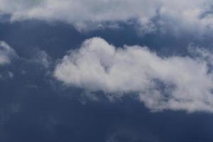 stürmisches Wetter und dunkle Wolken foto