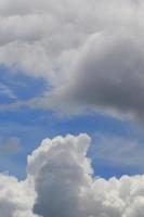 stürmisches Wetter und dunkle Wolken foto