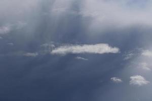 stürmisches Wetter und dunkle Wolken foto