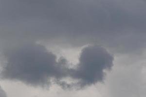 stürmisches Wetter und dunkle Wolken foto