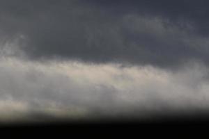 stürmisches Wetter und dunkle Wolken foto