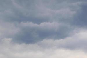 stürmisches Wetter und dunkle Wolken foto