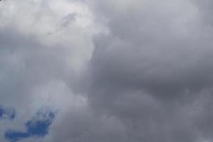 stürmisches Wetter und dunkle Wolken foto