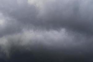 stürmisches Wetter und dunkle Wolken foto