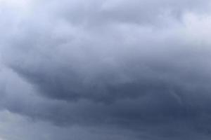 stürmisches Wetter und dunkle Wolken foto