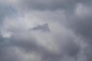 stürmisches Wetter und dunkle Wolken foto