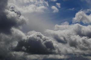 stürmisches Wetter und dunkle Wolken foto