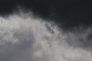 stürmisches Wetter und dunkle Wolken foto