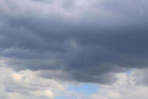 stürmisches Wetter und dunkle Wolken foto