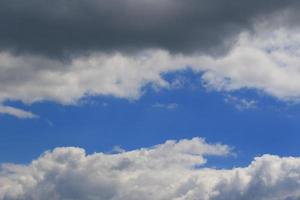 stürmisches Wetter und dunkle Wolken foto