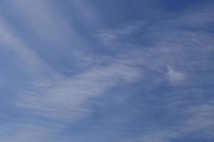 klarer blauer Himmel und weiße Wolken foto