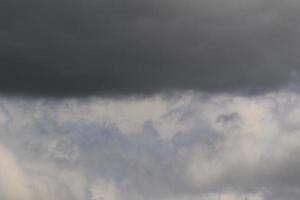 stürmisches Wetter und dunkle Wolken foto