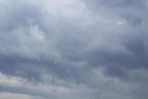 stürmisches Wetter und dunkle Wolken foto