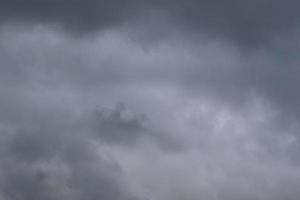 stürmisches Wetter und dunkle Wolken foto