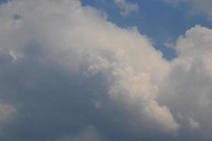 stürmisches Wetter und dunkle Wolken foto